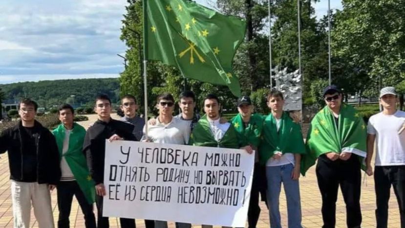 Митинг памяти погибшим за независимость черкесского народа в Нальчике: 2000 участников, задержания, аресты